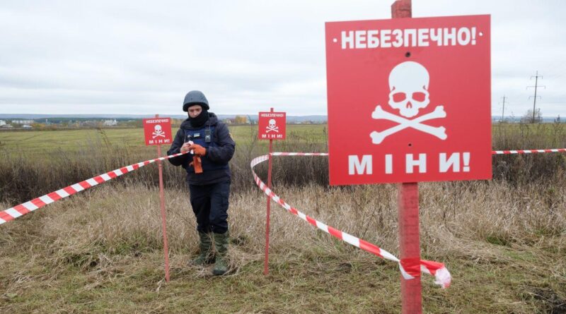 Двоє цивільних підірвалися на ворожих мінах на Харківщині