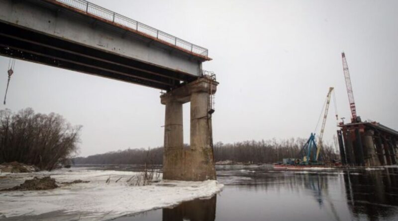 Війська рф зруйнували міст у Чернігівській області