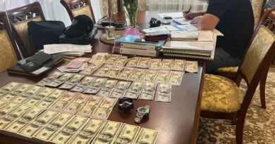 ГБР викрило на здирстві $200 тис. чиновника правоохоронних органів Дніпра, який разом зі своїм братом влаштував терор трьом місцевим жителям